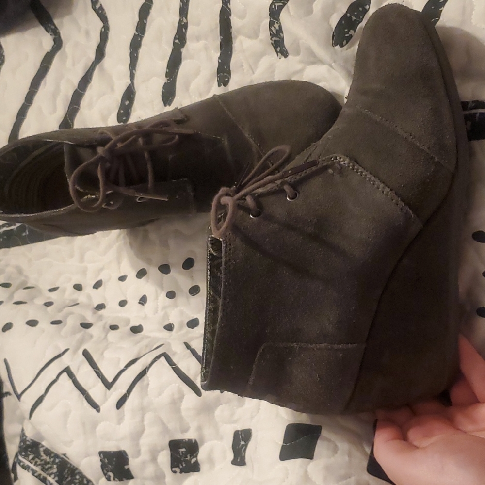 Toms Gray Suede Wedge Boots - size 8.5